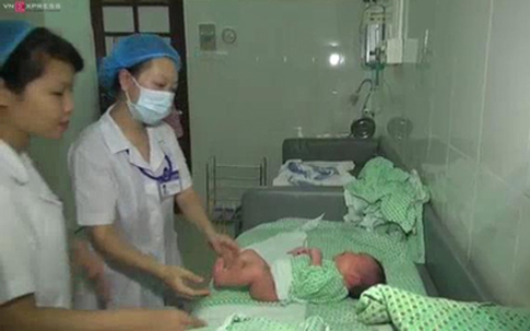 Quy trình tắm bé sơ sinh sau vụ điều dưỡng đánh rơi 5 trẻ